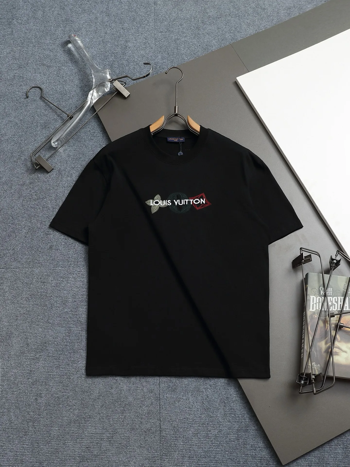 🅿️170 2025 new 1V summer cotton T-shirt uses colorful wool embroidery to enhance the temperament. The exquisite three-flower embroidery pattern is composed of a variety of yarns, with a total of 42,530 stitches showing a slight relief effect. Embroidered 1v letters complete this bold and sophisticated piece.  𝙘𝙤𝙡𝙤𝙧：White. Black 𝙨𝙞𝙯𝙚：XS S M L